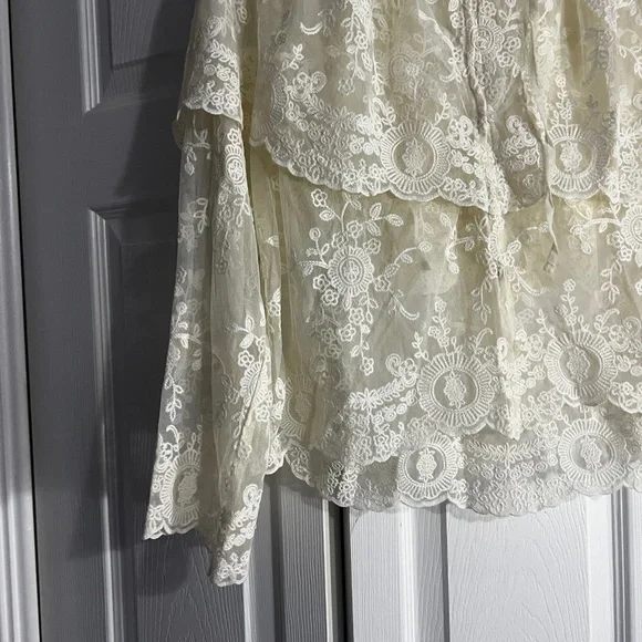 House of Harlow 1960 Cream Lace Overlay Blouse - Picture 4 of 14